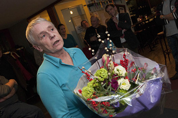 Jeannette ontvangt bloemen uit handen van de voorzitter