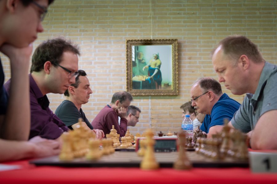 Het schaakmeisje kijkt toe (foto: Herman Zonderland)